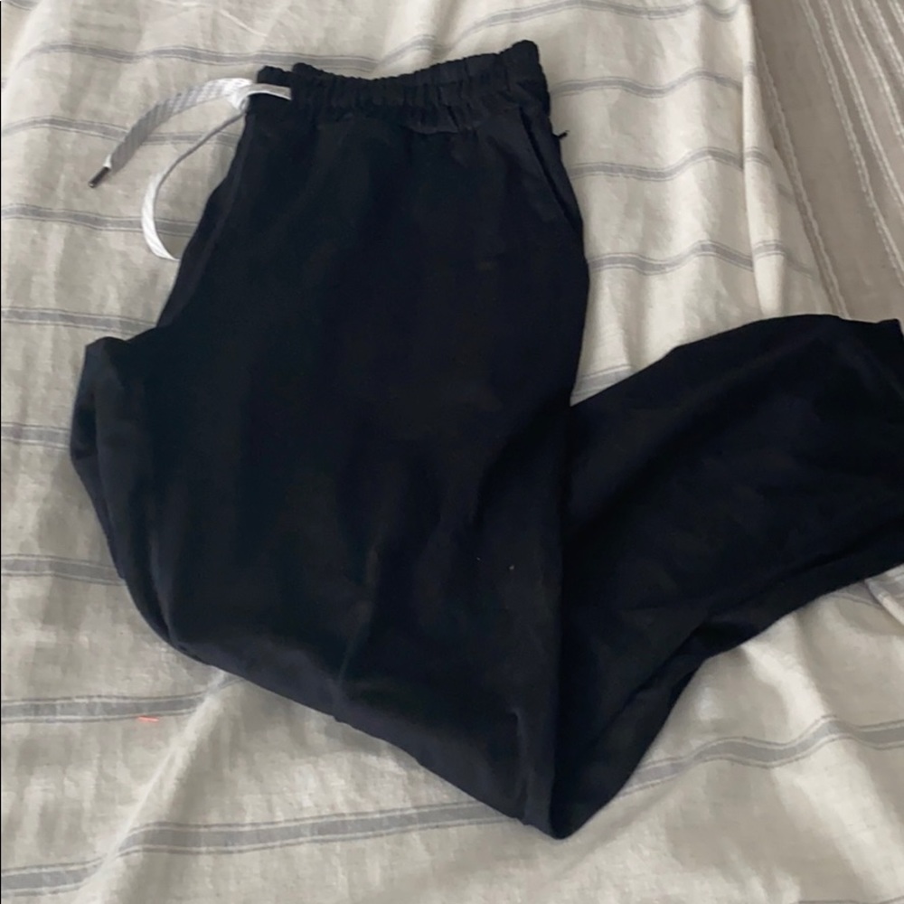 Vuori black joggers